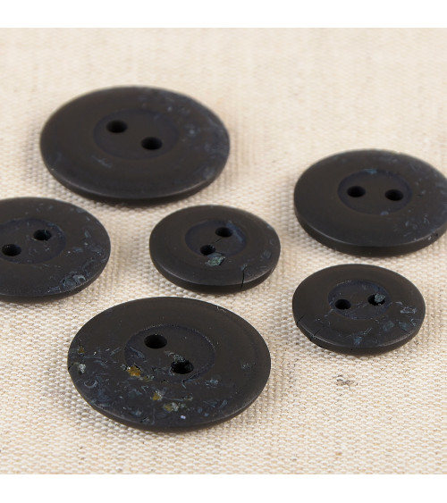 Round button 2 chip holes 15mm black