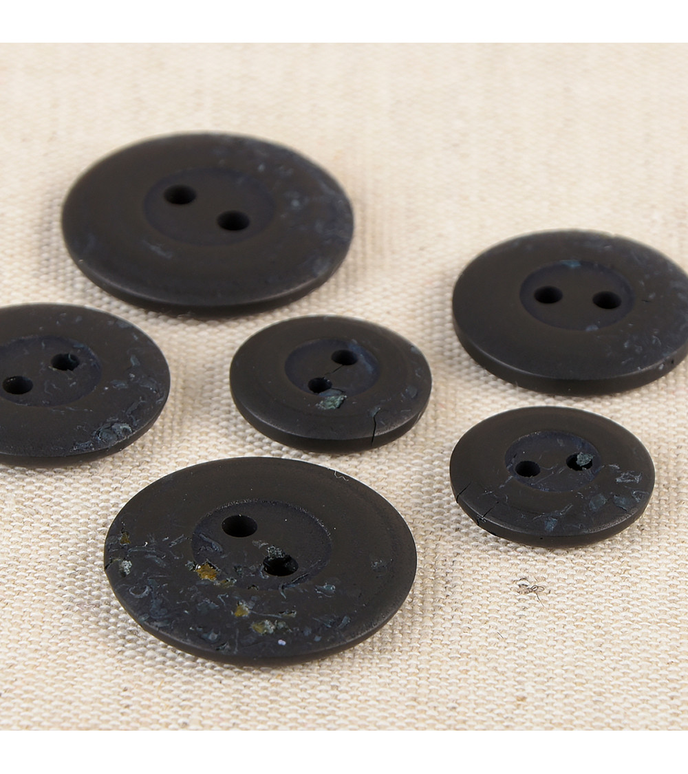 Round button 2 chip holes 15mm black