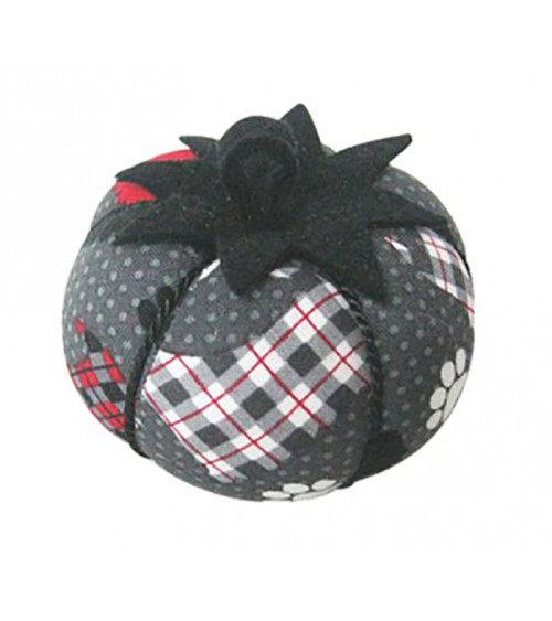 Tomato pin holder dog print in gray and red checks