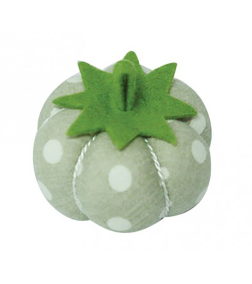 Pomodori con spille a pois su uno sfondo verde