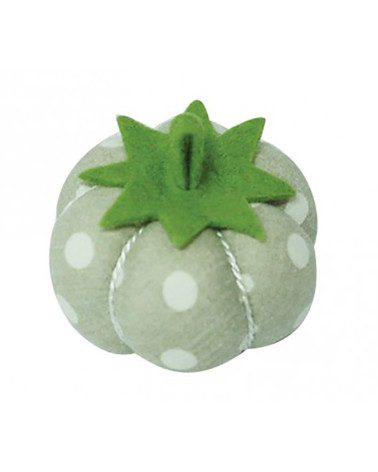 Pomodori con spille a pois su uno sfondo verde