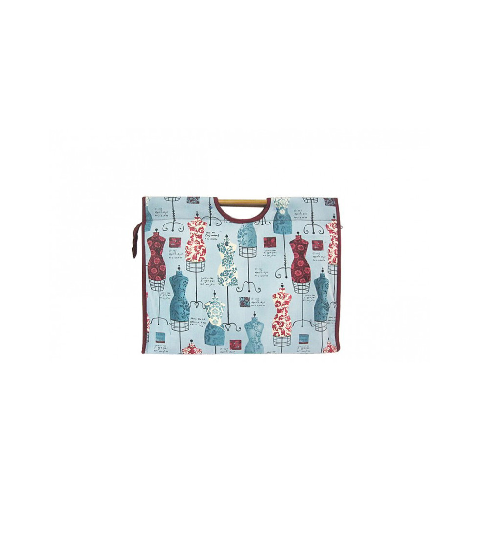 Stricktasche aus gestepptem Stoff, 42 cm große Schaufensterpuppe auf blauem Hintergrund