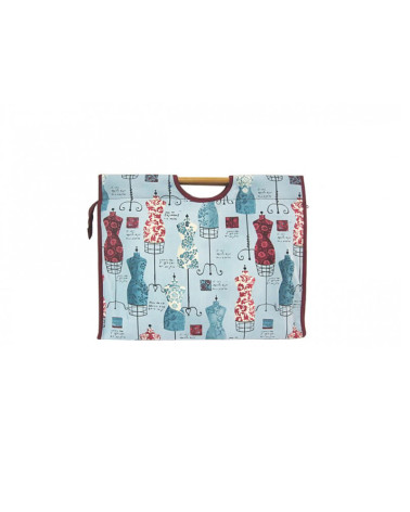 Stricktasche aus gestepptem Stoff, 42 cm große Schaufensterpuppe auf blauem Hintergrund