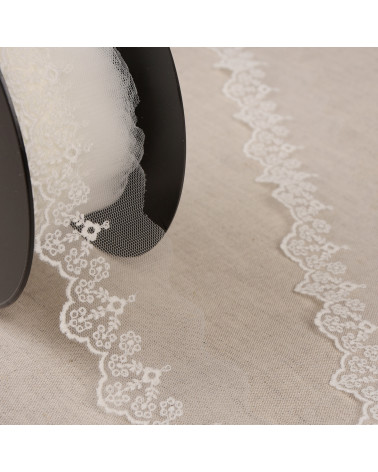 Bobina da 14,6 m in tulle ricamato fiori bianchi da 45 mm prodotto in Europa