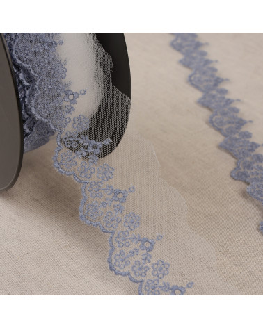 Bobina da 14,6 m in tulle ricamato fiori blu lavanda da 45 mm prodotto in Europa
