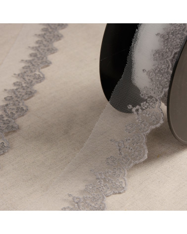 Bobine 14,6m tulle brodé fleurs gris moyen 45mm fabriqué en Europe