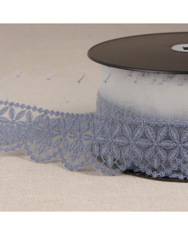 Spule 14,6 m, Tüll, bestickte Blumen, lavendelblaue Rosette, 55 mm, hergestellt in Europa