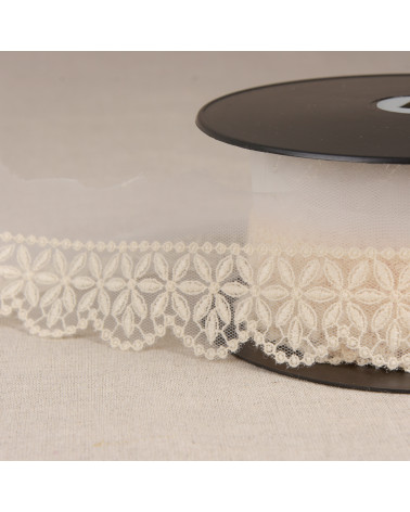 Spool of 14.6m embroidered tulle with ecru rosette flowers 55mm made in Europe