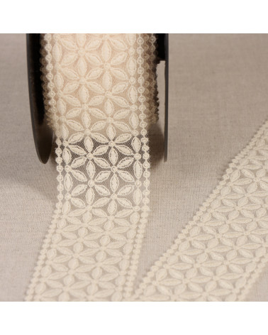 Spool of 14.6m embroidered tulle between two ecru flowers 60mm made in Europe