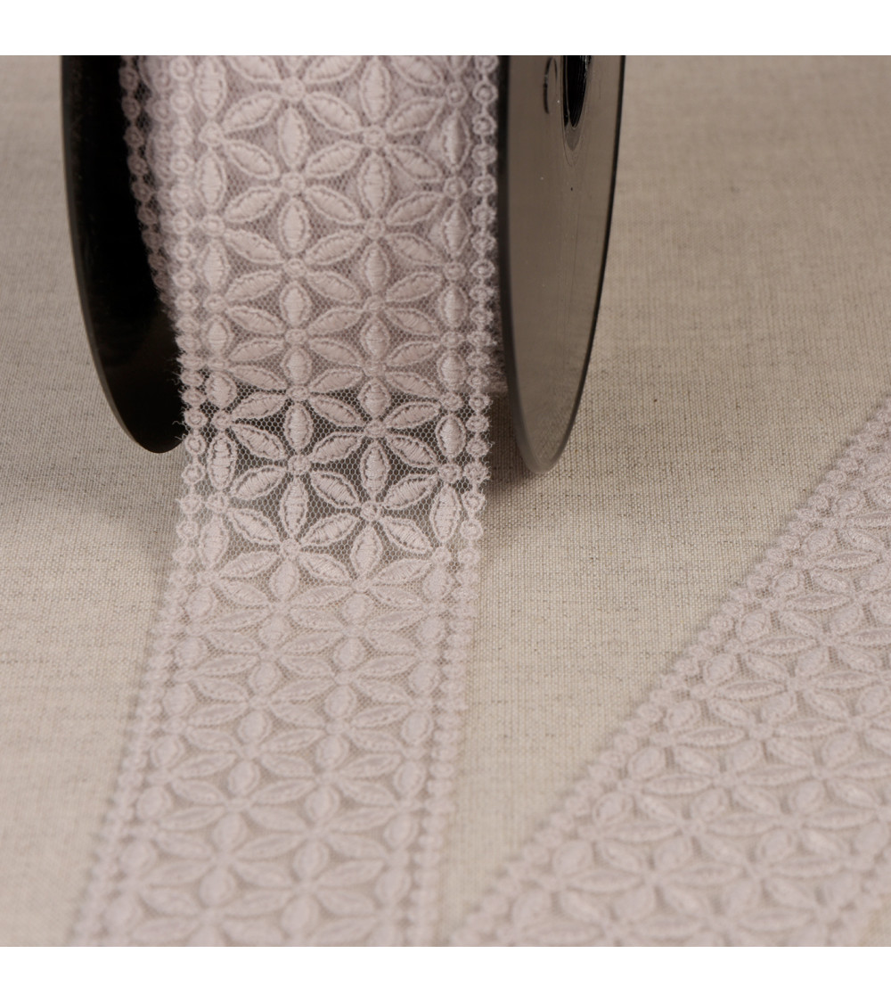 Spool 14.6m tulle embroidered between two old pink flowers 60mm made in Europe