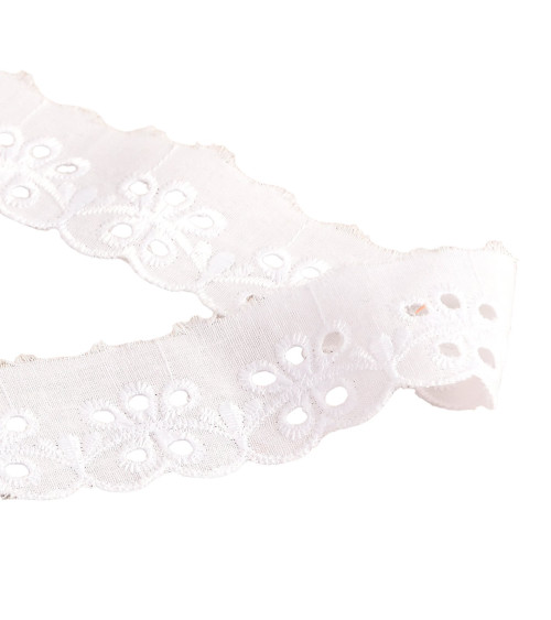 14.6m spool of white scalloped flower embroidery 30mm