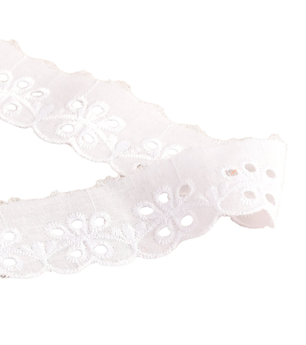 14.6m spool of white scalloped flower embroidery 30mm