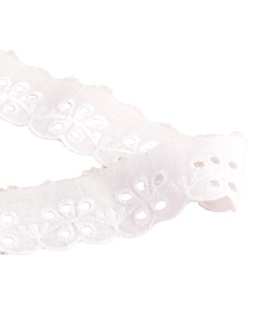 14.6m spool of white scalloped flower embroidery 30mm