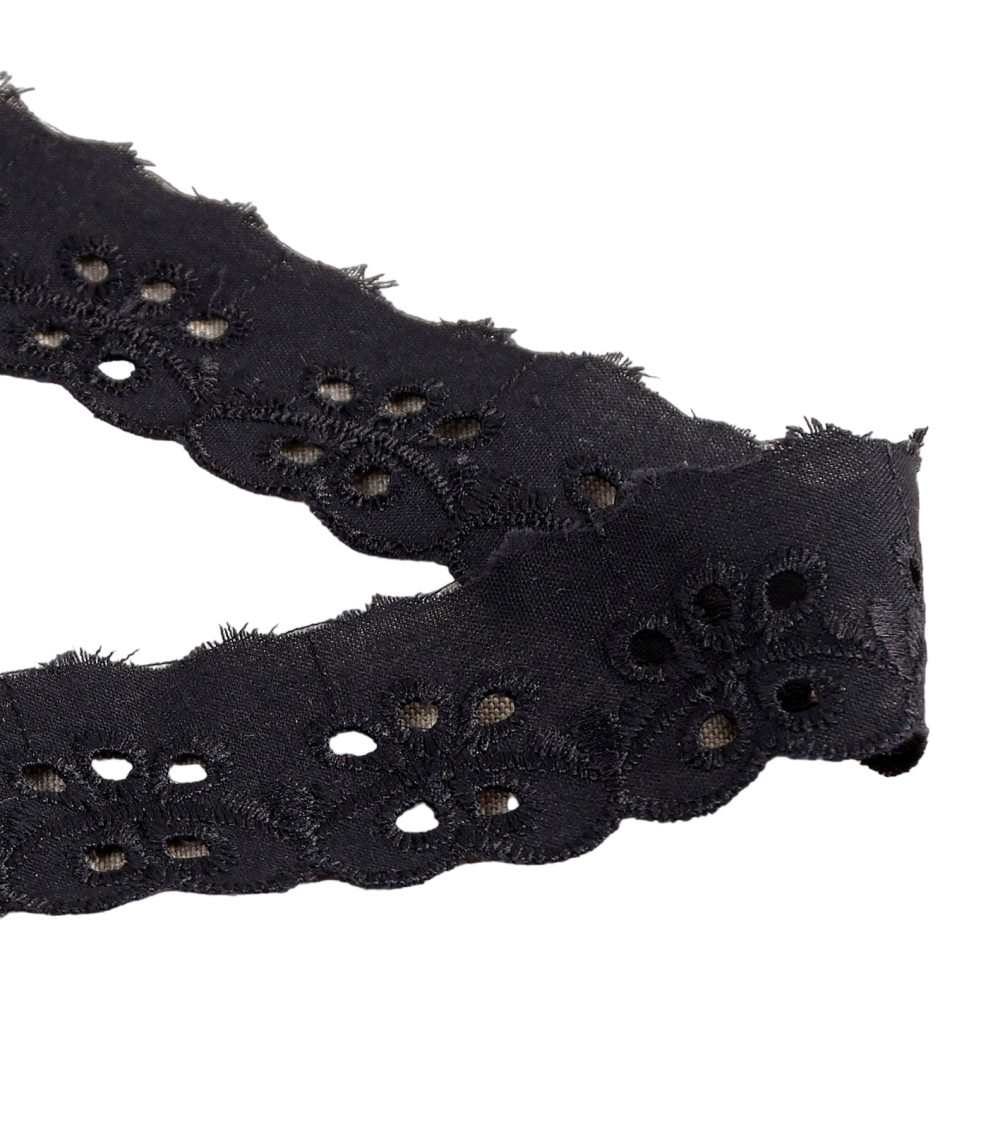 14.6m spool of black scalloped flower embroidery 30mm