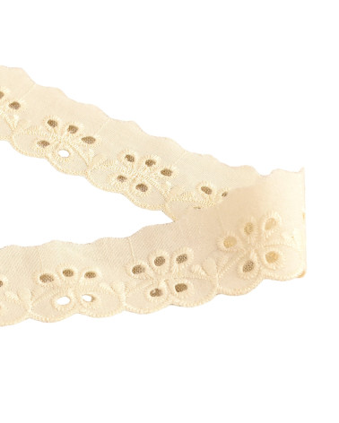 Bobbin 14.6m ecru scalloped flower embroidery 30mm