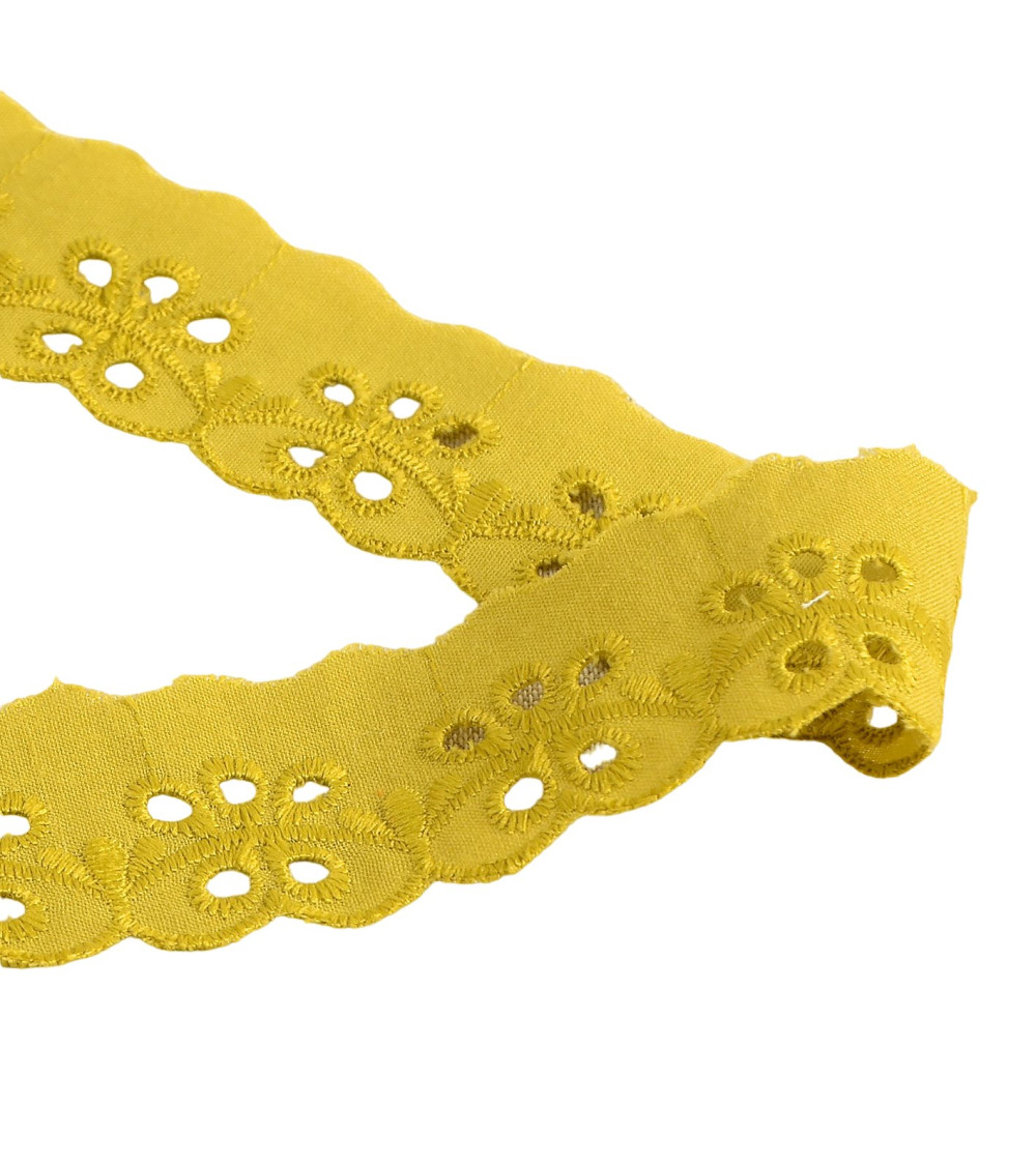 14.6m spool of scalloped flower embroidery anise green 30mm