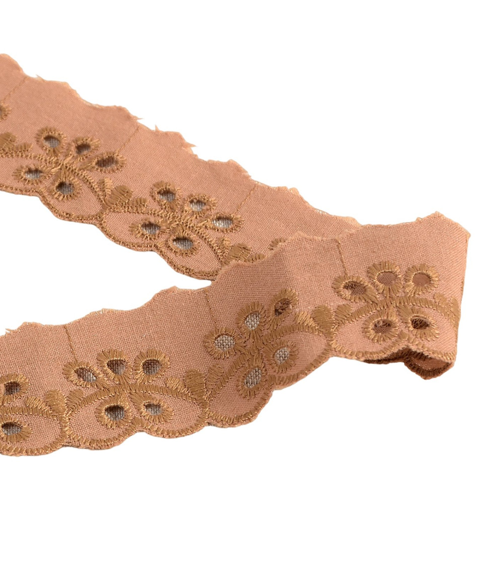 14.6m spool of chocolate brown scalloped flower embroidery 30mm