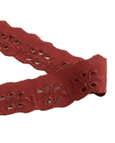 Bobine 14,6m broderie fleurs festonnée rouge bordeaux 30mm