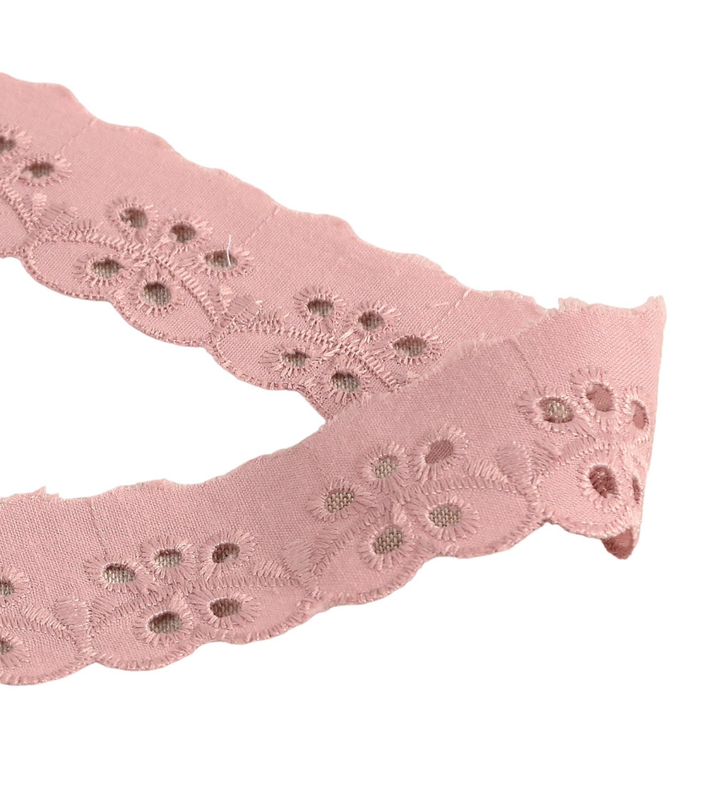 14.6m spool of scalloped flower embroidery old pink 30mm