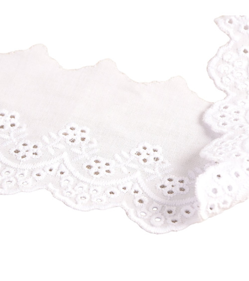 14.6m spool of white scalloped flower embroidery 73mm