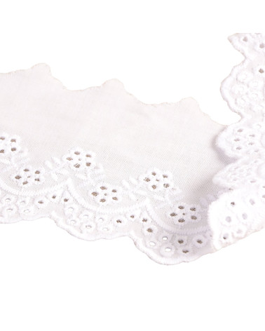 14.6m spool of white scalloped flower embroidery 73mm