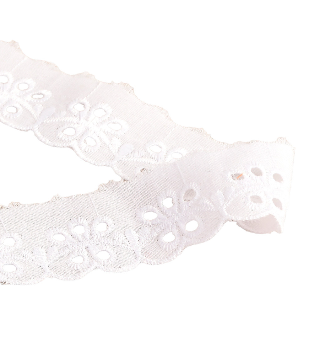 Broderie fleurs festonnée blanc 30mm au mètre