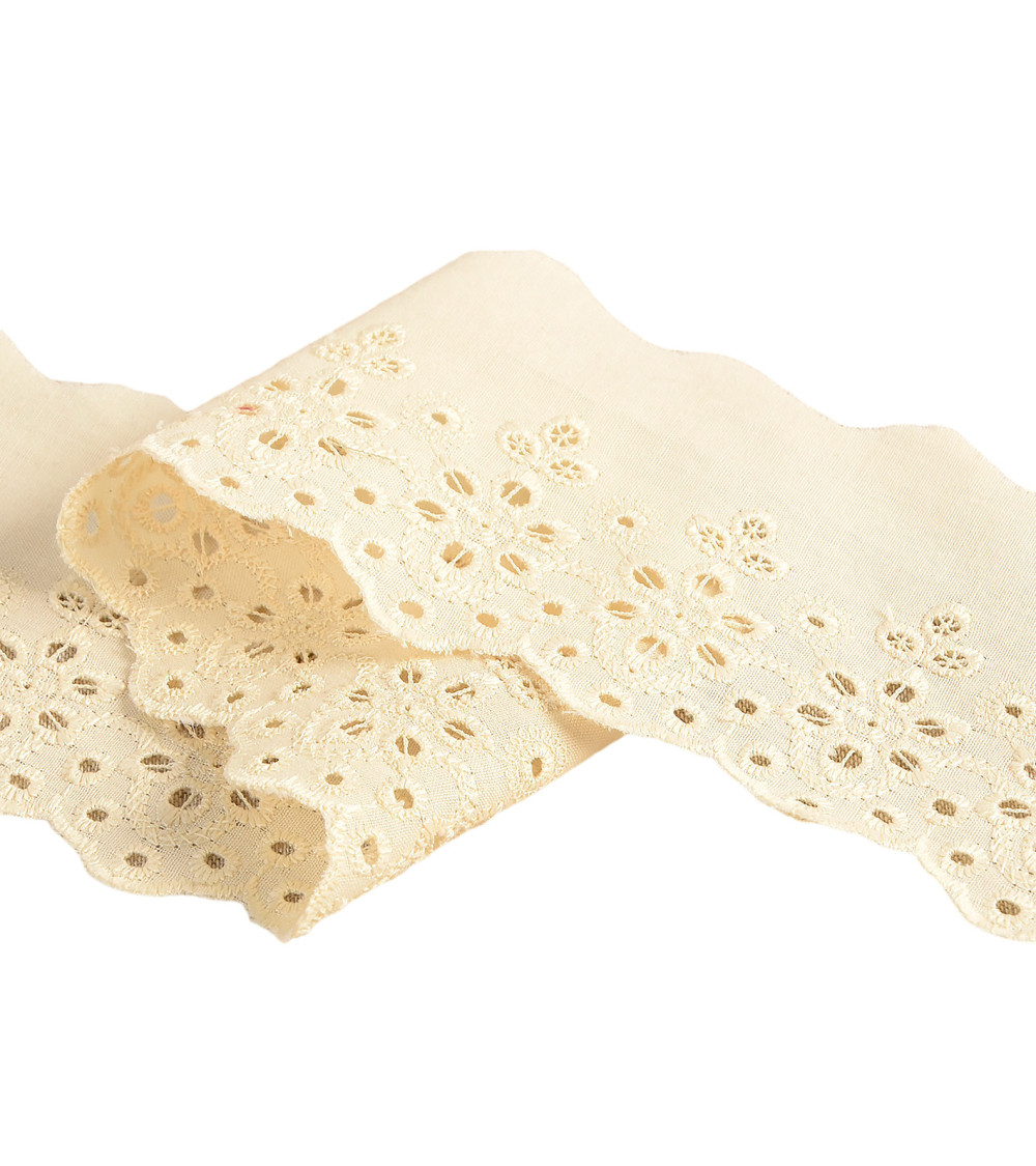 Ecru scalloped flower embroidery 70mm per meter