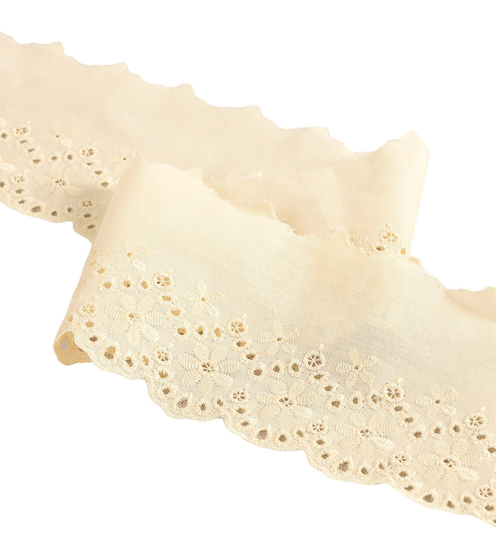 Ecru scalloped flower embroidery 80mm per meter