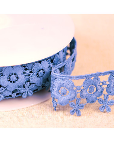 Spool of 13.5m guipure flowers 35mm lavender blue