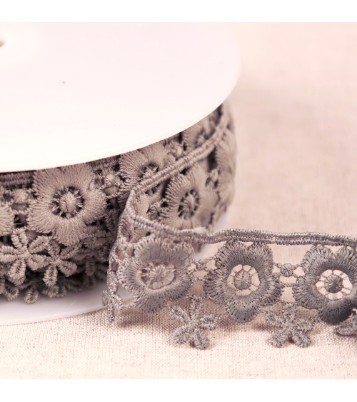 Guipure flowers 35mm medium gray per meter