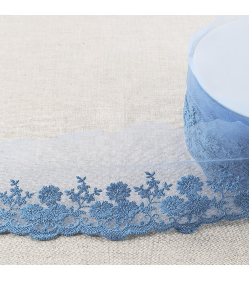 Tulle brodé bouquet de fleurs mat 95mm bleu lavande au mètre