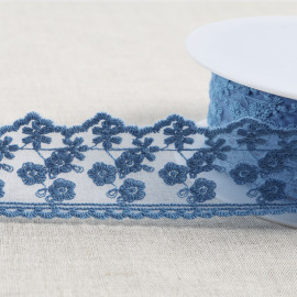 Tulle brodé petites fleurs mat 44mm bleu lavande au mètre