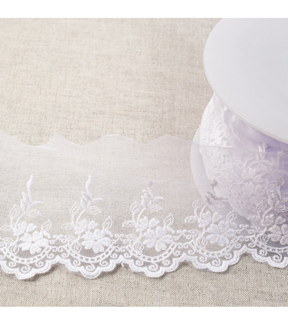 Tulle brodé fleurs festonnées mat 82mm blanc au mètre