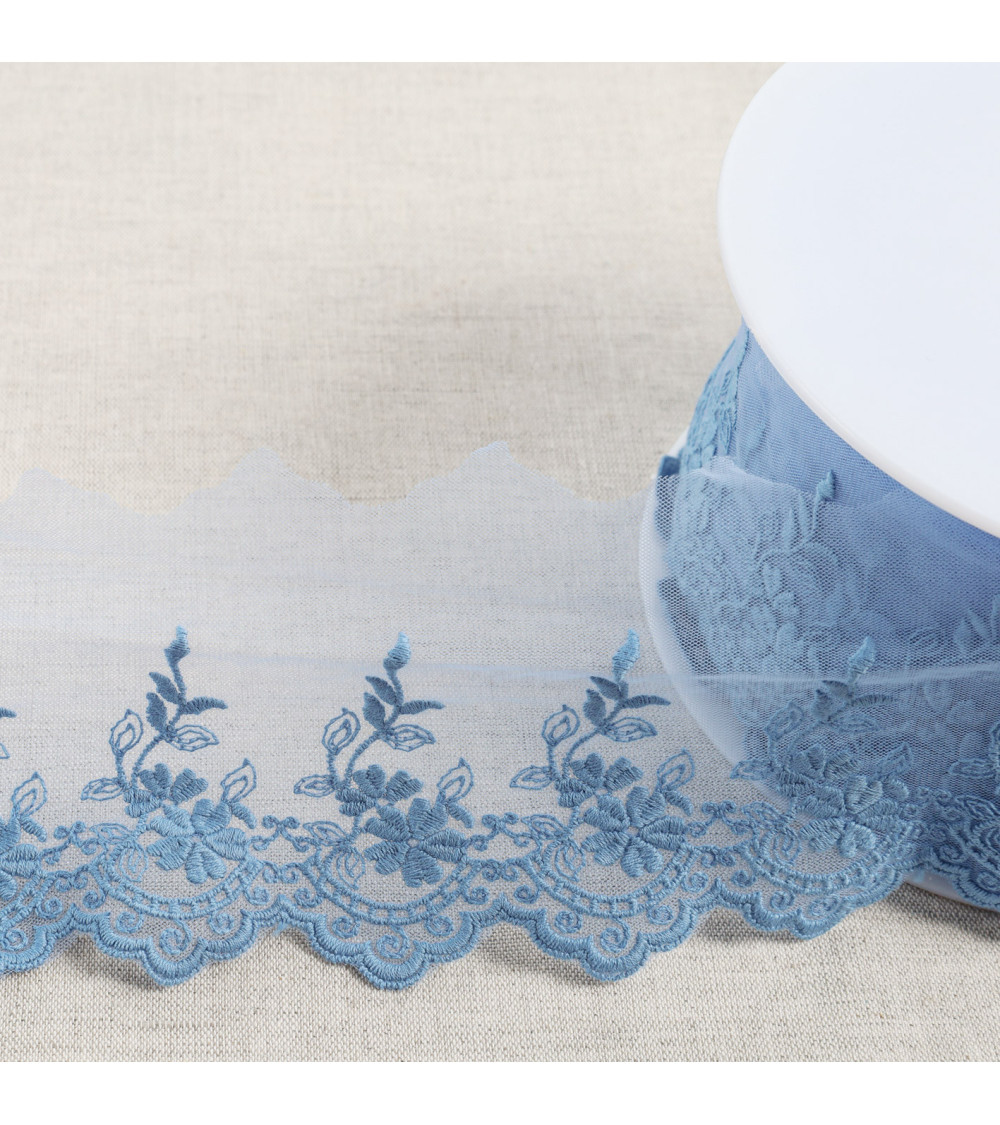 Tulle brodé fleurs festonnées mat 82mm bleu lavande au mètre