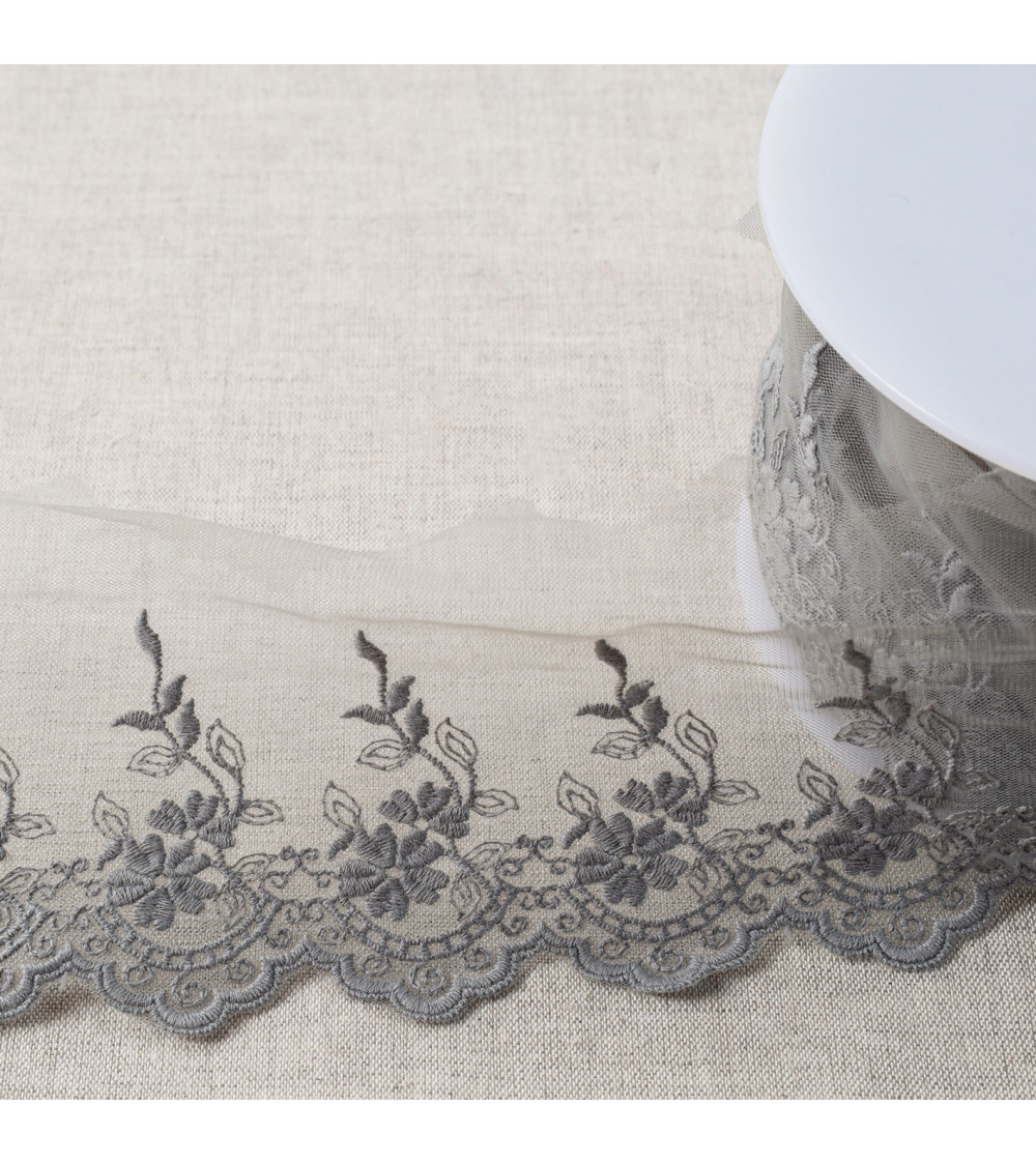 Tulle brodé fleurs festonnées mat 82mm gris moyen au mètre