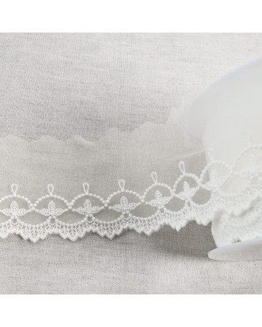 Spool of 18m embroidered tulle with matt scalloped leaves 75mm ecru