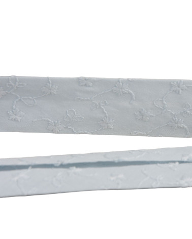 Bobine 15m biais fleurs brodées 25mm bleu clair fabriqué en Europe