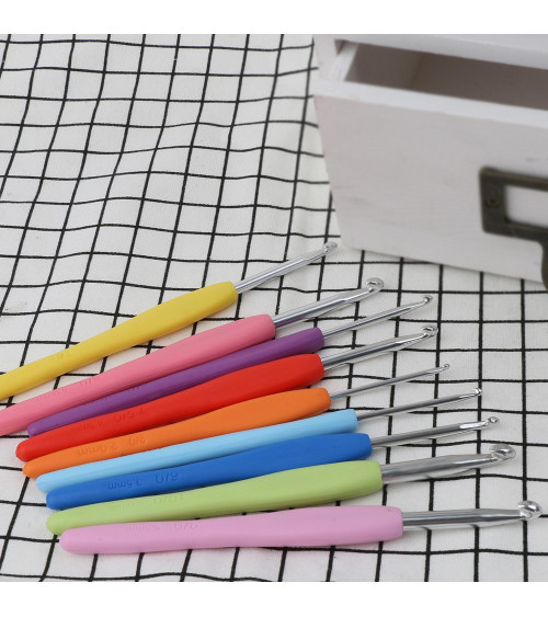 Set of 9 knitting hooks in sizes 2 to 6