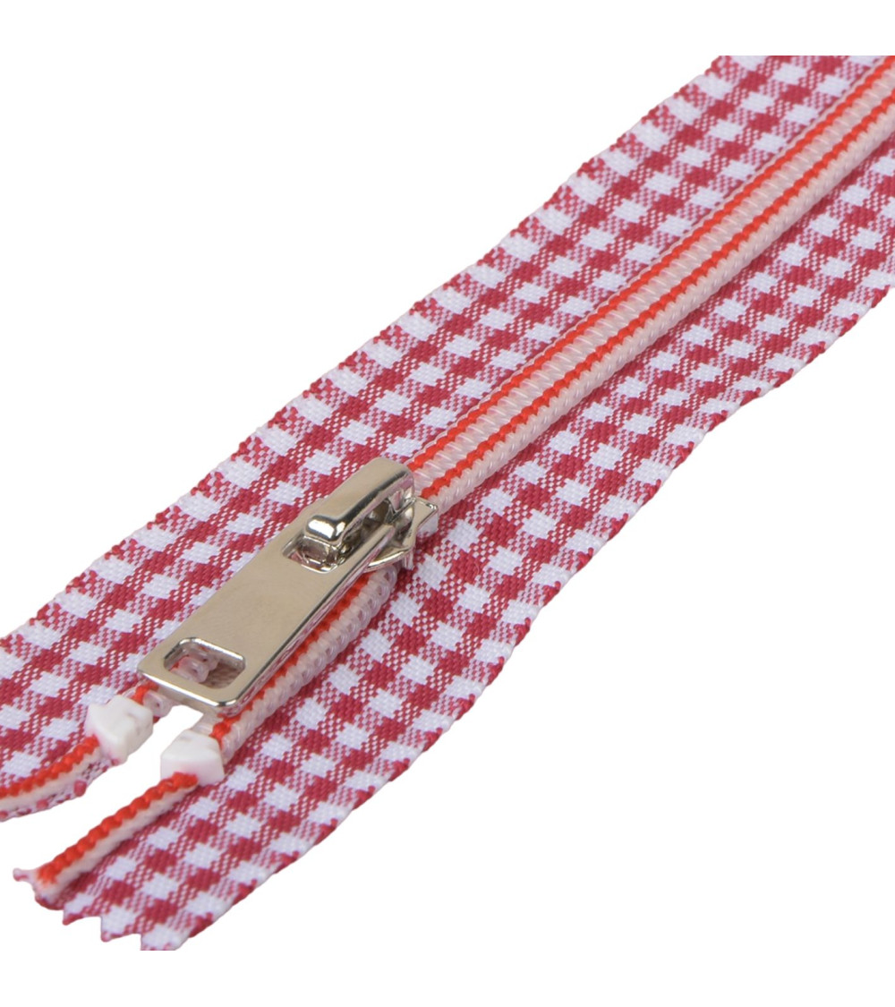 Non-separable gingham closure Red