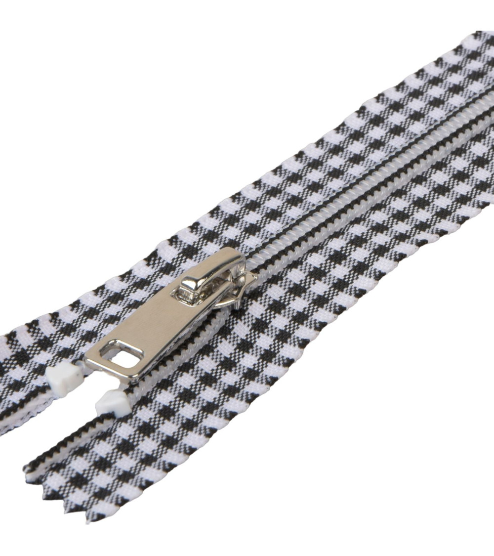 Non-separable gingham closure Black