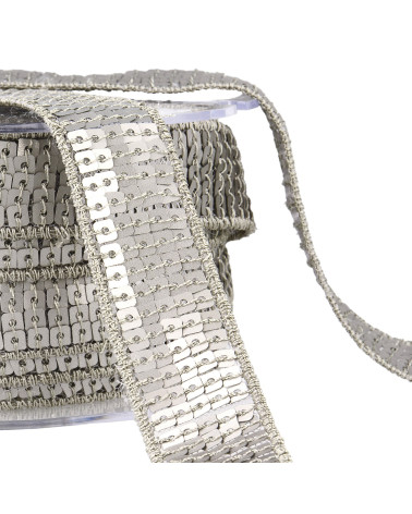 Spool of 14.5m light silver sequin braid