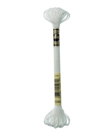 Madeja de 8m hilo de bordar DMC Mouliné efecto claro algodón blanco 940