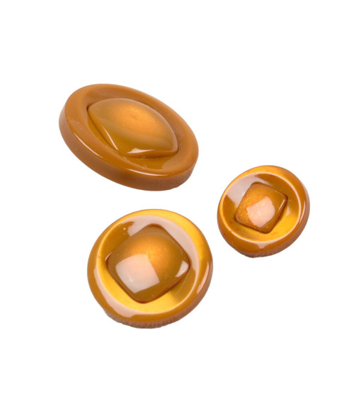 Round button with bronze/cognac shank