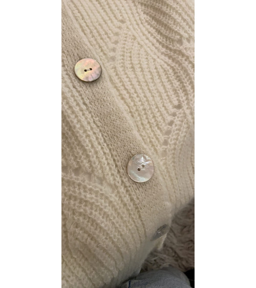 Set of 3 natural Akoya buttons in white mother-of-pearl