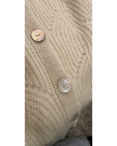 Set of 3 natural Akoya buttons in white mother-of-pearl