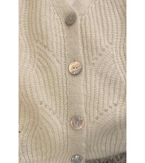 Set of 3 natural Akoya buttons in white mother-of-pearl