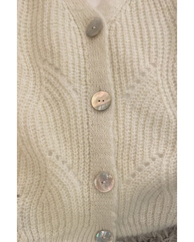 Set of 3 natural Akoya buttons in white mother-of-pearl