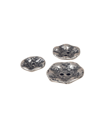 Bottone in metallo martellato color argento antico