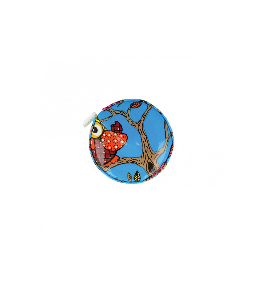 Orangefarbenes Eulenmaßband auf blauem Hintergrund