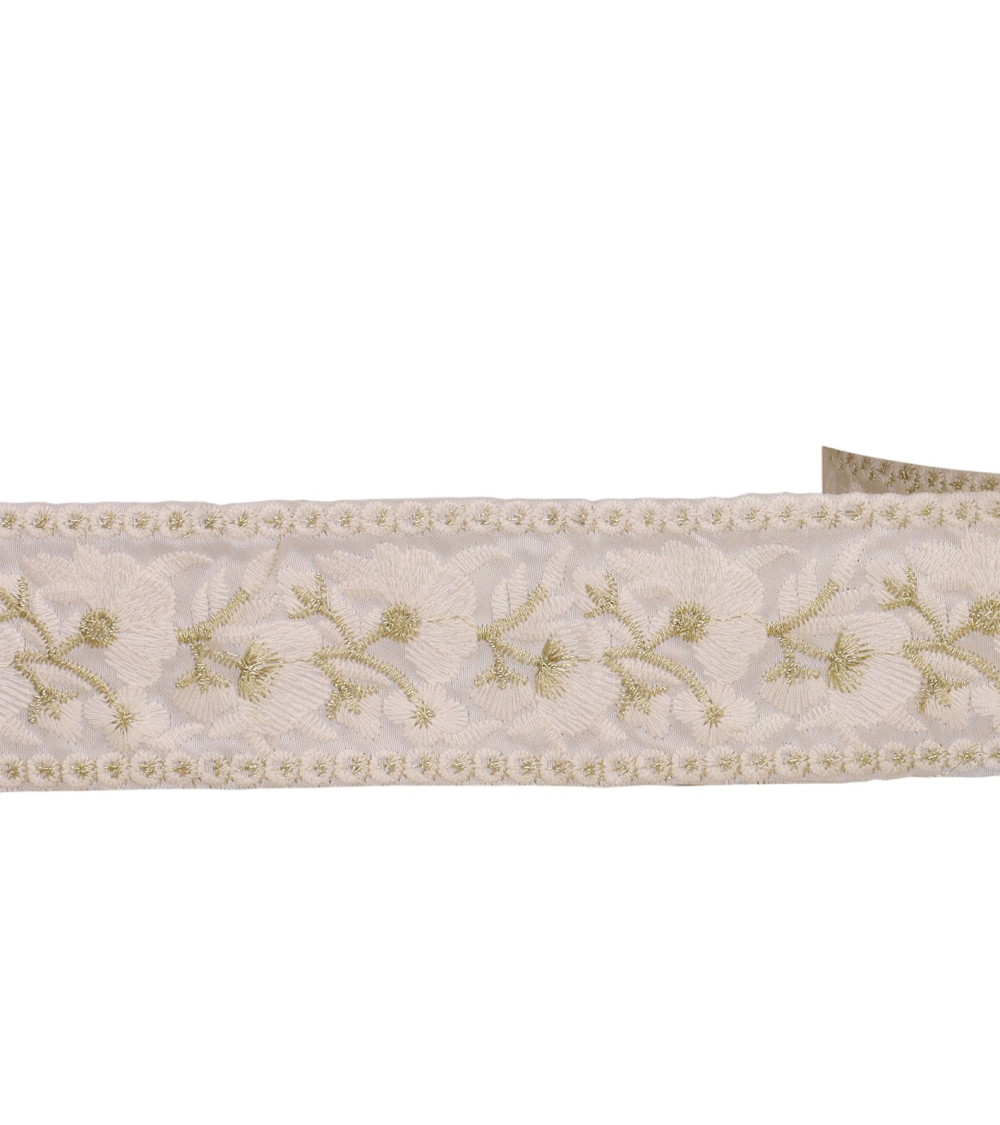 8.8m spool of embroidered flower braid 50mm white